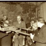El Frente de Juventudes entrega a Francisco Franco una maqueta-reproducción del avión tipo "Dragón", con el que se incorporó desde Canarias al Movimiento 13-01-1965