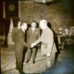 Francisco Franco con el doctor Gil, presidente de la Federación Española de Boxeo, y con el boxeador Ben Alí, con motivo de haber sido proclamado este último campeón de Europa 10-02-1965