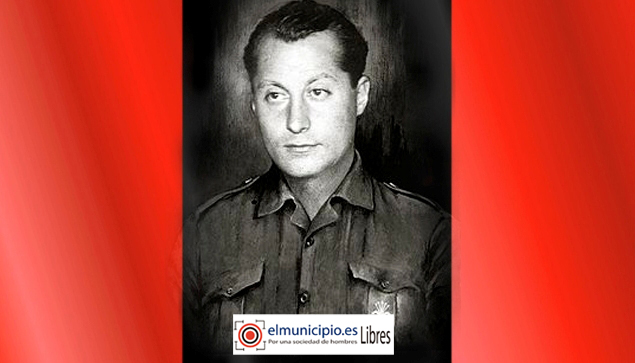 Retrato en blanco y negro de José Antonio Primo de Rivera con camisa azul, centrado sobre un fondo rojo con una bandera estilizada, en una composición de carácter simbólico.