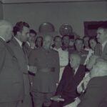 Franco en El Aaiúm. Con los ingenieros de la fábrica de fosfatos ADESA