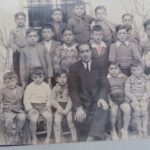 Antonio Tejero de niño en el colegio a la derecha del profesor que era su padre