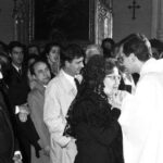 Besamanos en el cante de Misa el día de la posesión de su hijo Ramón. Ellos fueron los padrinos