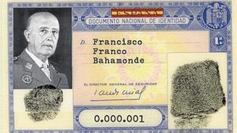 Primer Documento Nacional de Identidad de Francisco Franco con fotografía oficial, huellas dactilares y número 000.001 en la España del siglo XX.