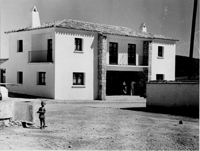 Paredes de Melo, viviendas de los maestros (Archivo Histórico del INC MAPA)