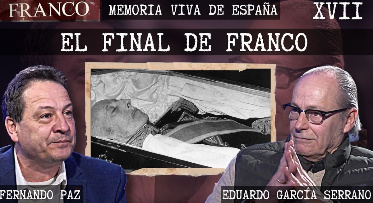 Montaje documental con Eduardo García Serrano y Fernando Paz analizando los últimos días de Francisco Franco, junto a una imagen histórica del féretro del jefe del Estado.