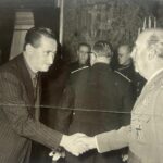Agustín Payno saluda al Caudillo tras ser nombrado consejero provincial del movimiento