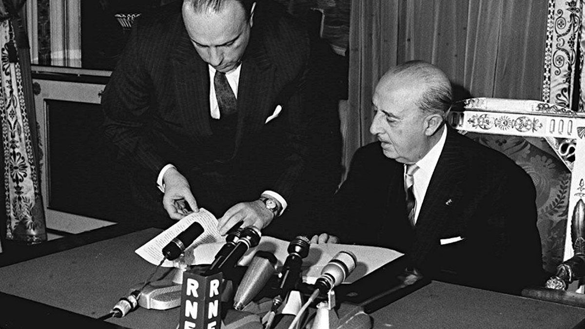 MADRID, AÑO 1964.- MANUEL FRAGA IRIBARNE JUNTO AL JEFE DEL ESTADO, FRANCISCO FRANCO