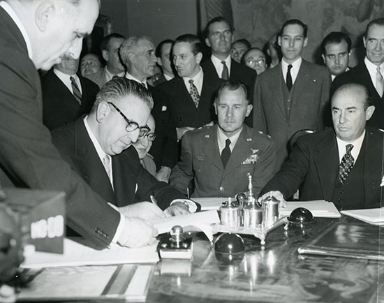 1953_foto01_firma_de_los_acuerdos_hispano_norteamericanos_1953_s