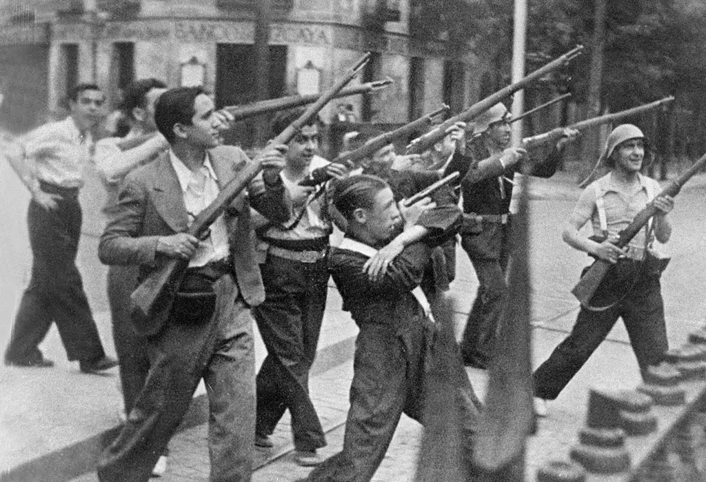 Ciudadanos-de-Madrid-con-armas-entregadas-por-el-Gobierno