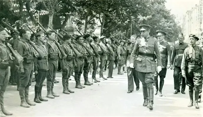 Mola-pasando-revista-en-Burgos-a-las-tropas-carlistas-que-parten-al-frente-el-3-de-septiembre-de-1936-foto-Museo-Carlista-de-Madrid